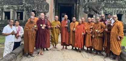 bhikkhus at angor wat